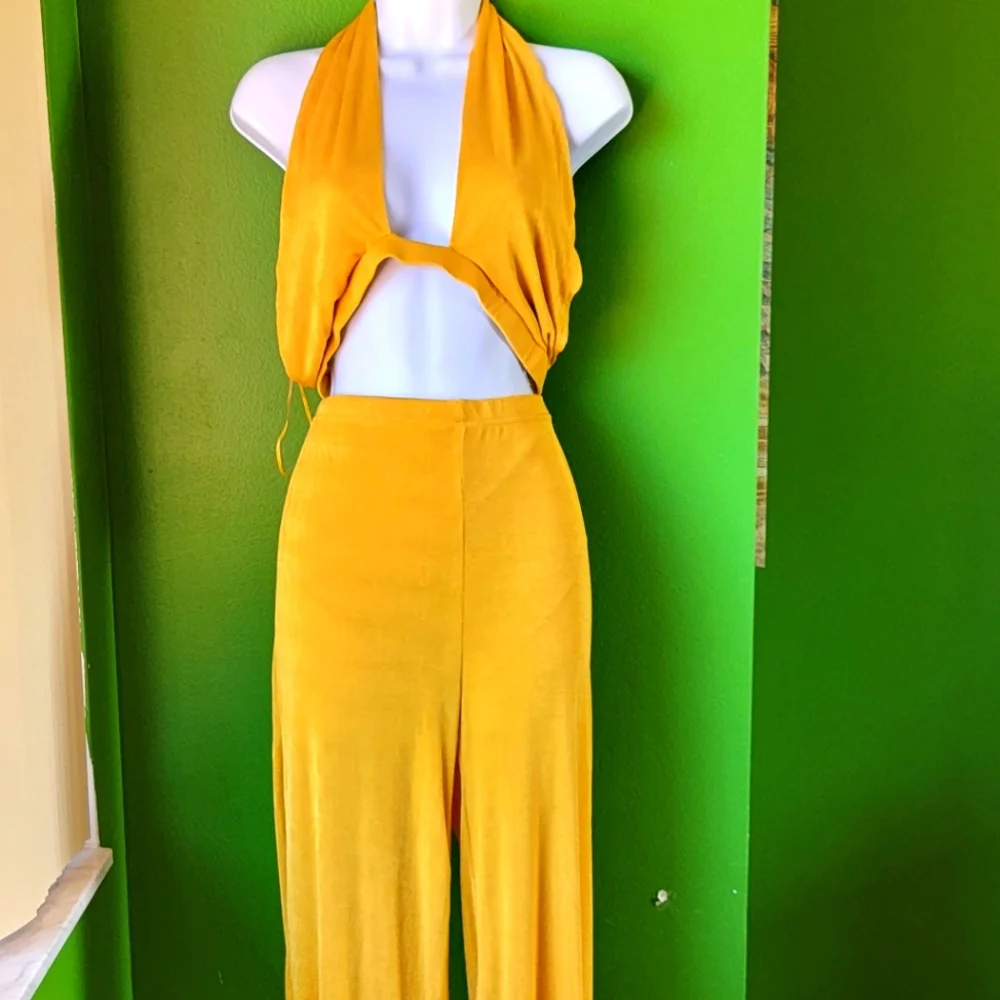 Two piece Fashion Nova halter set - Picture 2 of 4
